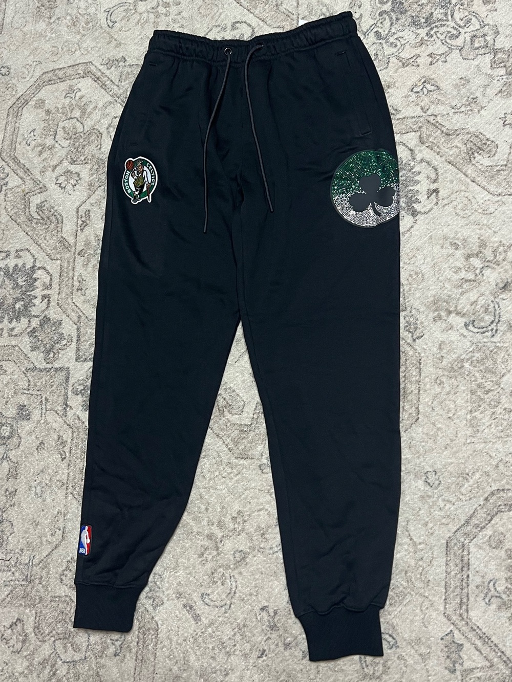Pro Standard Boston Celtics Logo Sweatpants jeweled clover logo NBA